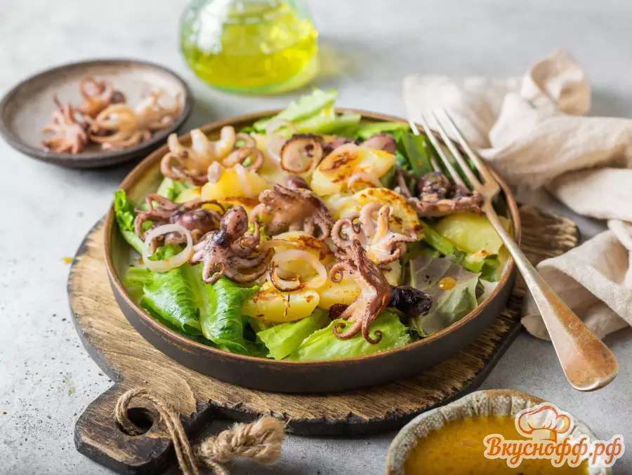 Салат с осьминогом и картофелем - Готовое блюдо