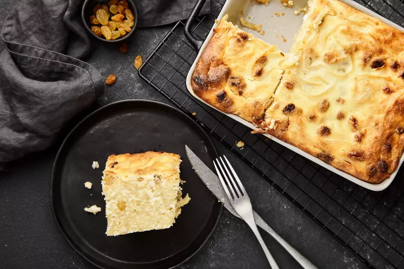 Сладкая запеканка из лапши с изюмом и творогом