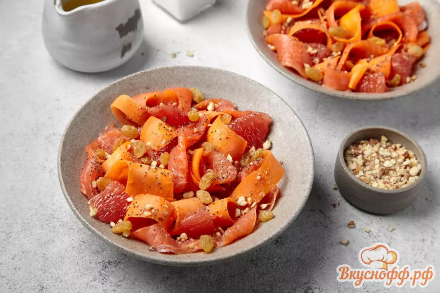 Салат из моркови с лососем и миндалём - Готовое блюдо