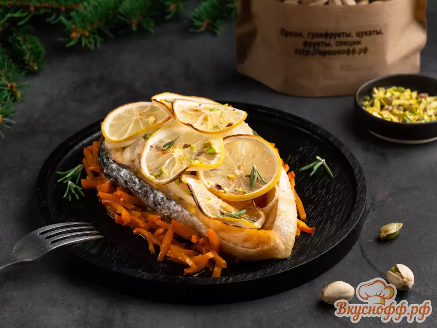 Стейк из лосося с морковью и фисташками - Готовое блюдо