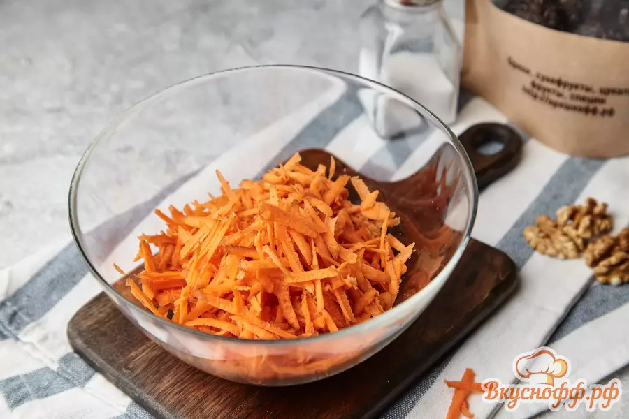 Салат из моркови, чернослива и грецкого ореха - Шаг 3