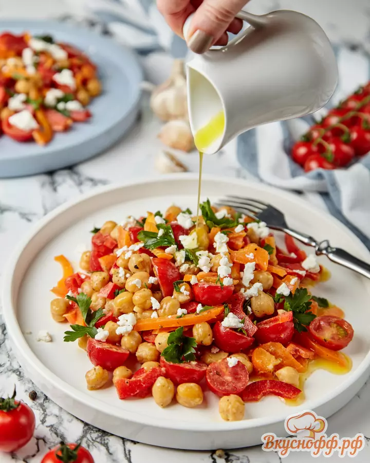 Средиземноморский салат с нутом - Готовое блюдо