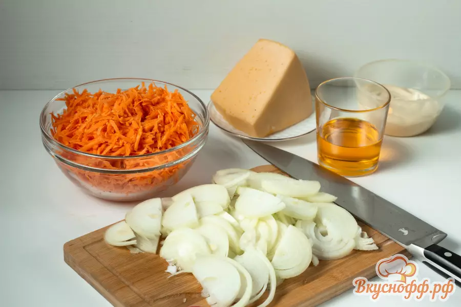 Салат с минтаем, морковью и луком - Шаг 2