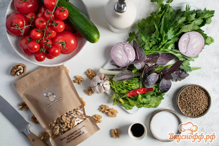 Салат из помидоров и огурцов с грецким орехом - Ингредиенты и состав рецепта