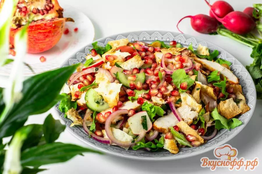 Салат с курицей, овощами и лавашом - Готовое блюдо