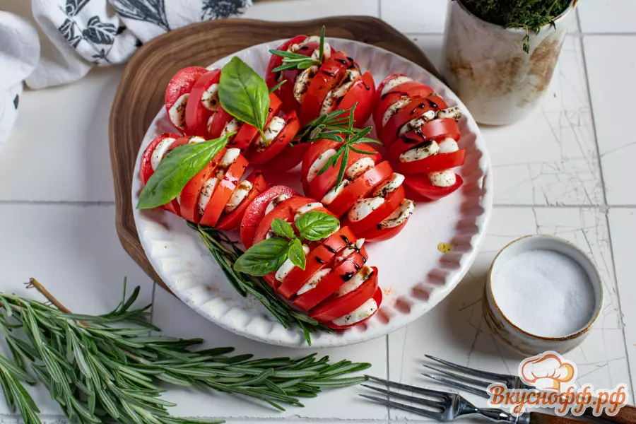 Капрезе с помидорами и моцареллой - Готовое блюдо