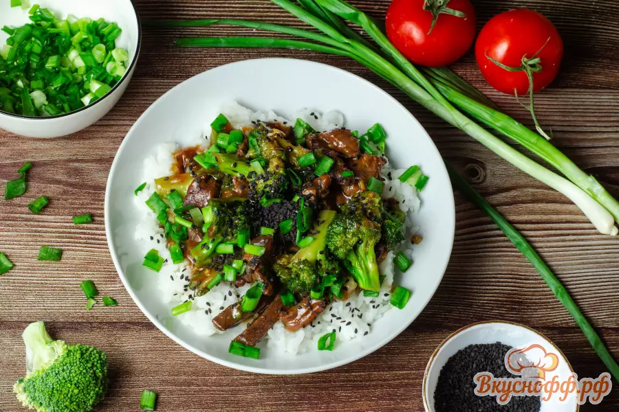 Тушёная говядина с брокколи и рисом - Готовое блюдо