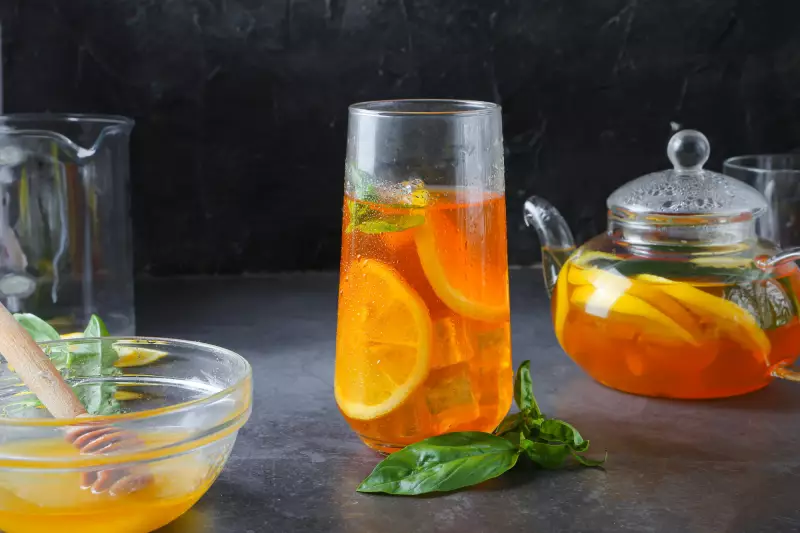 Холодный чай с лимоном и базиликом