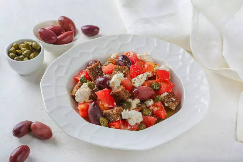 Салат с оливками и фетой «Дакос»
