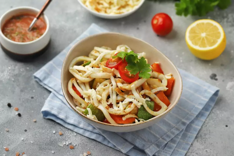 Салат с кальмарами и копчёным сыром