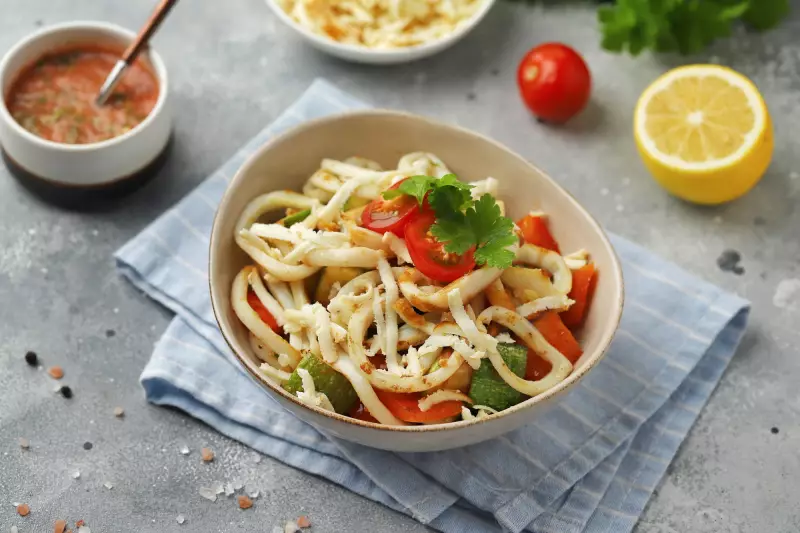 Салат с кальмарами и копчёным сыром