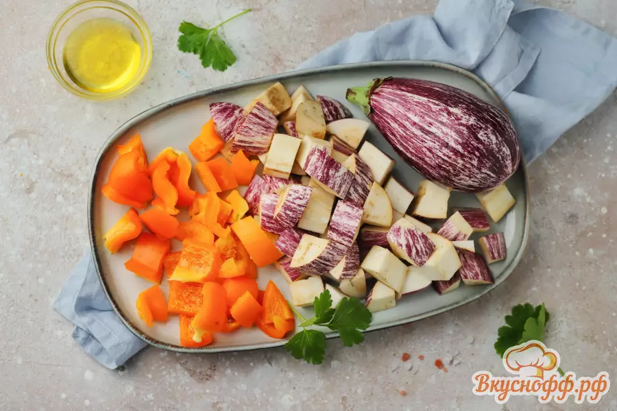 Тёплый салат с баклажанами, болгарским перцем и фетой - Шаг 1