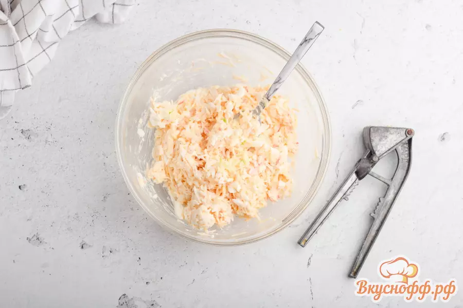 Салат с крабовыми палочками, сыром и яйцами - Шаг 3