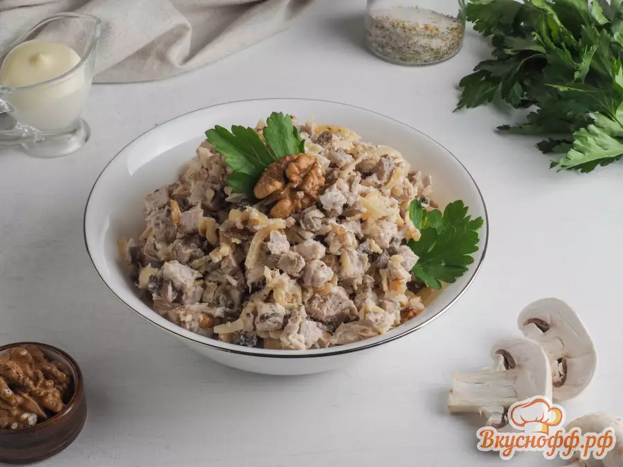 Салат с курицей, грибами, сыром и грецкими орехами - Готовое блюдо