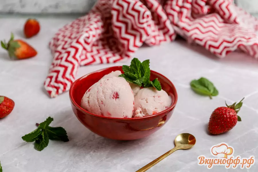 Мороженое из йогурта с клубникой