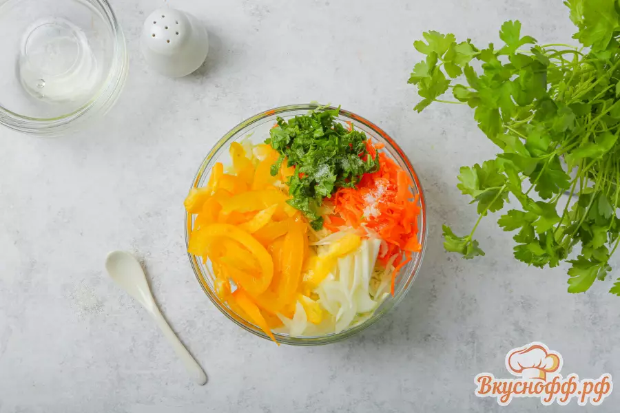 Салат «Витаминный» из капусты и моркови - Шаг 3
