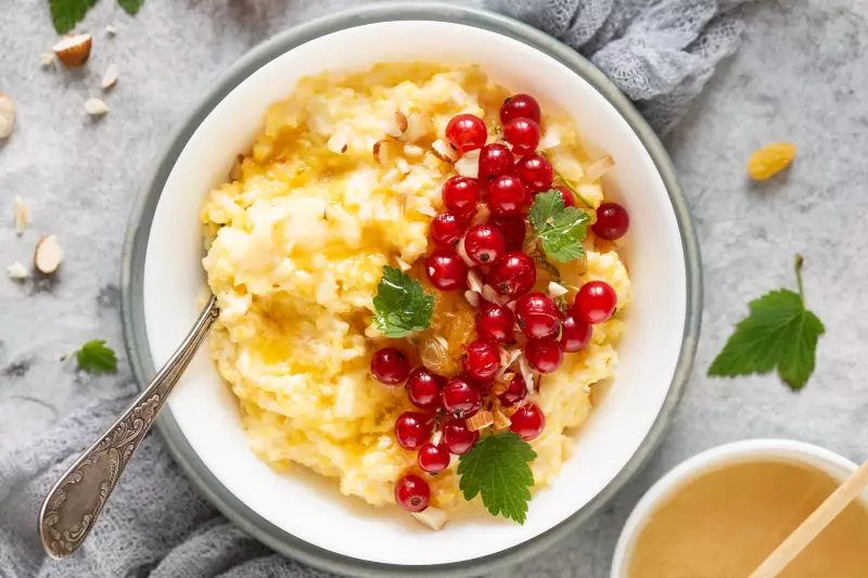 Кукурузная каша на молоке с изюмом и миндалём