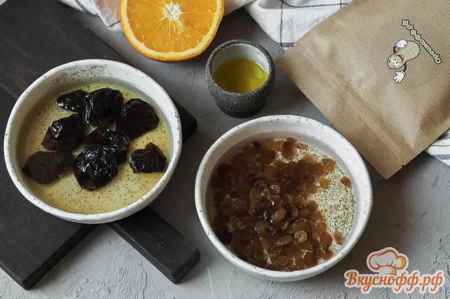 Салат с грецкими орехами, изюмом и черносливом - Шаг 1