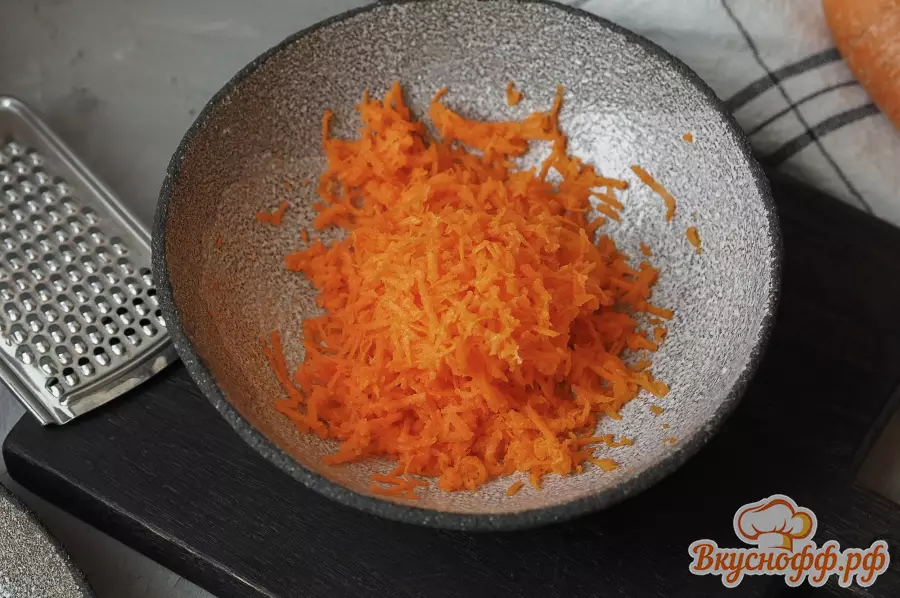 Салат из моркови, апельсинов, орехов и сухофруктов - Шаг 3
