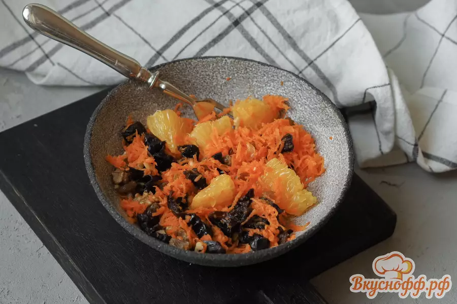 Салат из моркови, апельсинов, орехов и сухофруктов - Шаг 4