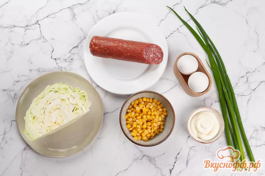 Салат с копчёной колбасой и кукурузой - Ингредиенты и состав рецепта