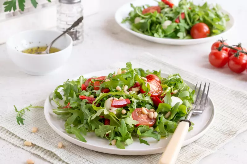 Салат с рукколой, помидорами и кедровыми орехами