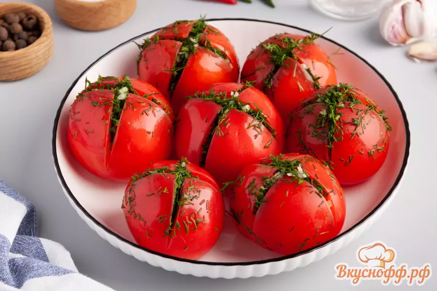 Быстрые помидоры с чесноком и зеленью - Готовое блюдо