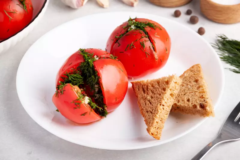 Быстрые помидоры с чесноком и зеленью