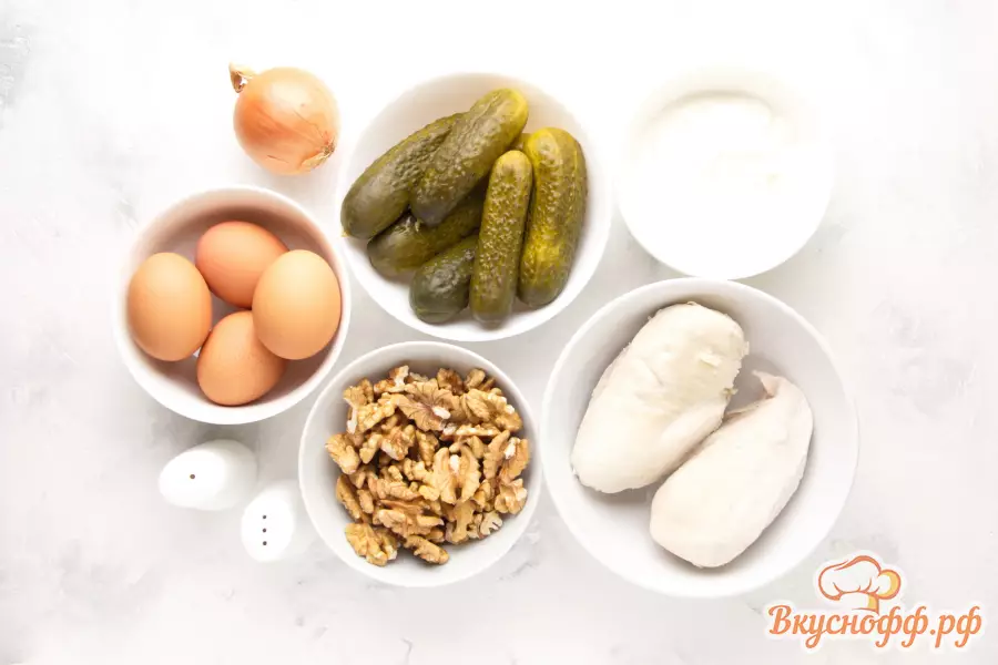 Слоёный салат с грецкими орехами и куриным филе - Ингредиенты и состав рецепта