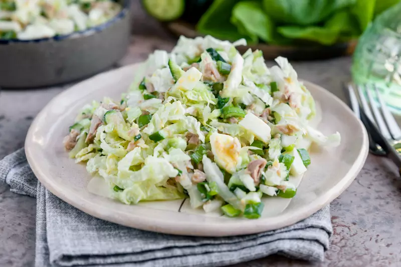 Салат с тунцом и пекинской капустой