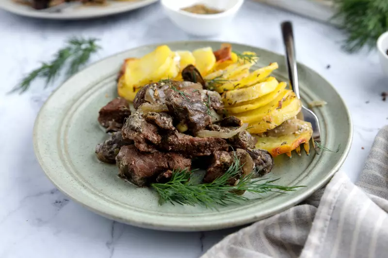 Картошка с мясом и грибами