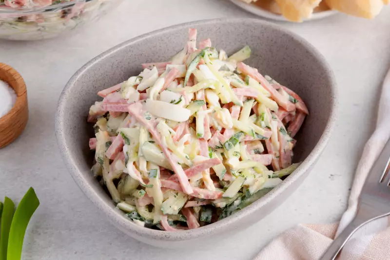 Салат с огурцом и копчёной колбасой