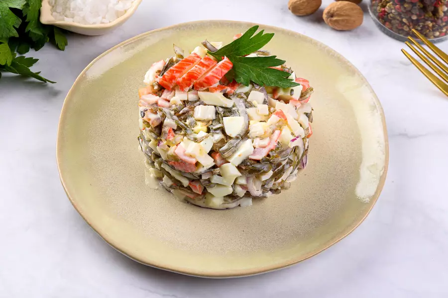 Готовое блюдо салат с морской капустой и крабовыми палочками