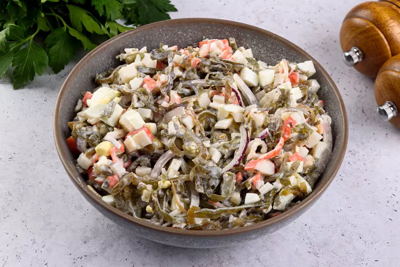 Салат с морской капустой и крабовыми палочками