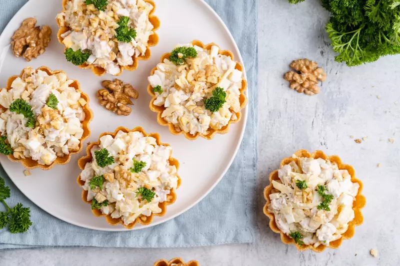 Салат с курицей, ананасом и сыром