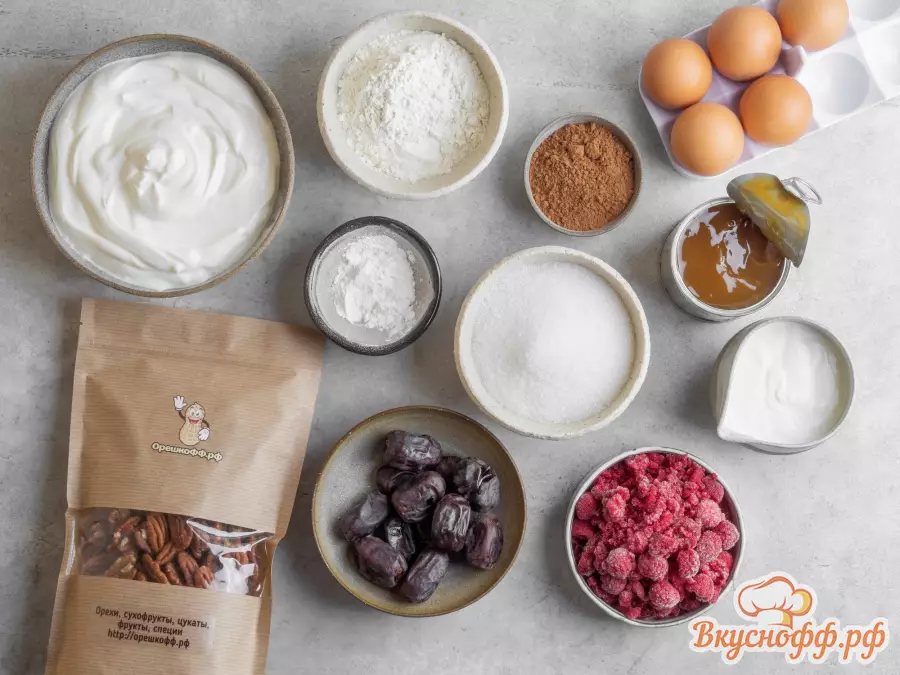 Домашний бисквит с ягодами и орехами - Ингредиенты и состав рецепта