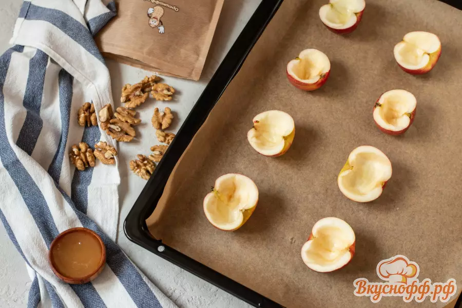 Запечённые яблоки с мёдом, орехами и сухофруктами - Шаг 3